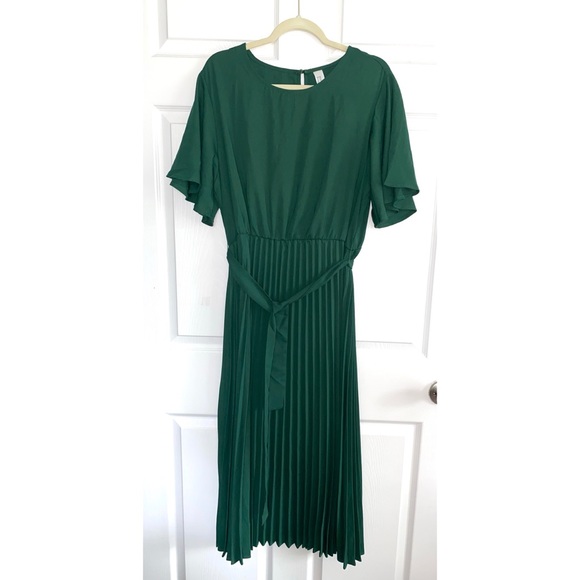 🎉 HOST PICK | New✨ Elegant Hunter Green Pleated Flounce Dress - Picture 9 of 11